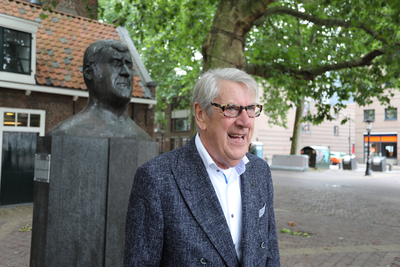 850753 Portret van Gerard Geesink bij het borstbeeld van zijn broer, de beroemde judoka en sportbestuurder Anton ...